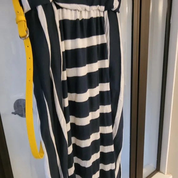 Maxi - Picture 2 of 4